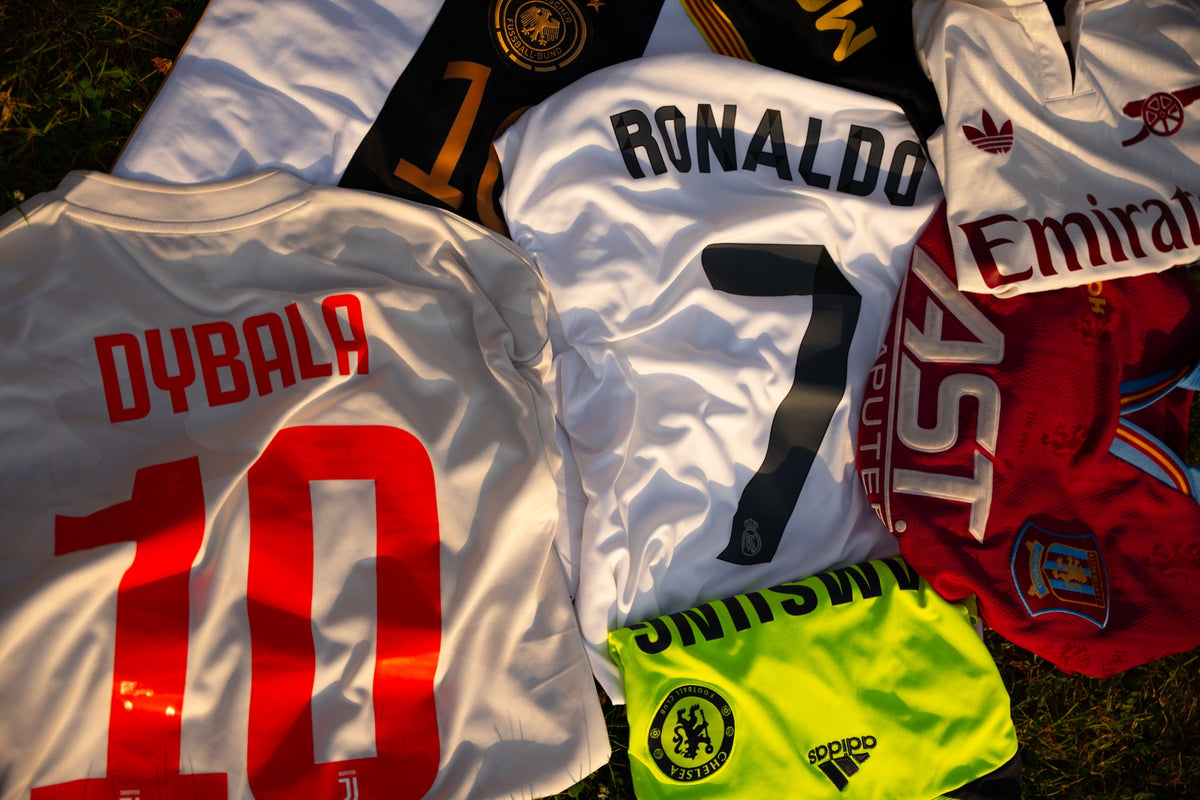 Von Maillots Market fotografierte Fussballtrikots, darunter Dybala und Ronaldo