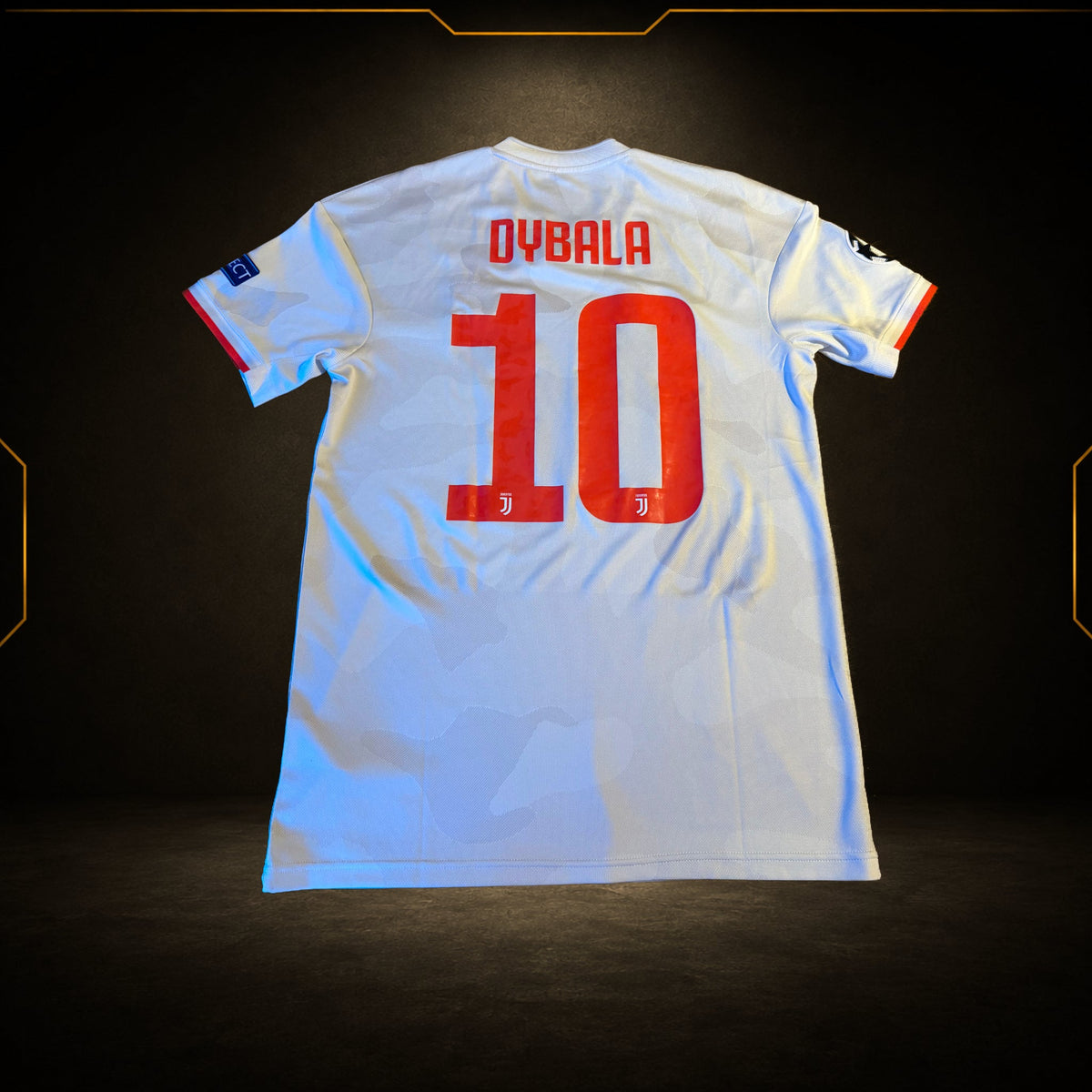 Rückseite eines Juventus-Auswärtstrikots 2019/20 mit Dybala 10 aus dem Maillots-Market-Shop; das Foto belegt die Herkunft des Flocks nicht