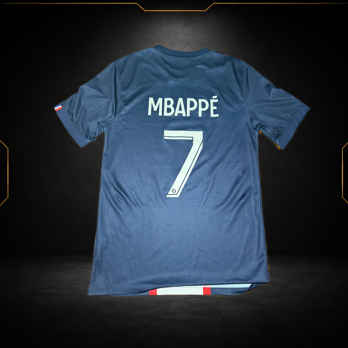 Dos d’un maillot PSG domicile 2022/23 déjà floqué Mbappé 7, photographié dans le catalogue Maillots Market