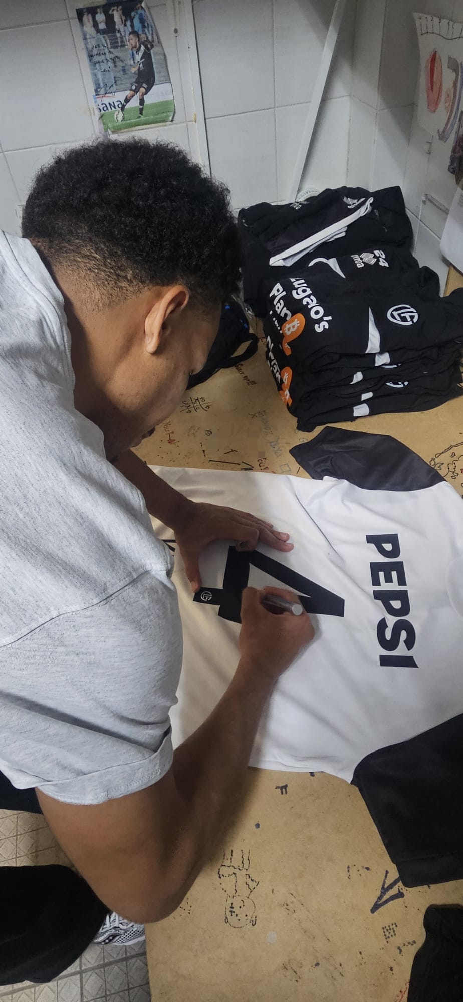 FC Lugano 2025/26 Extérieur – Kelvin #4 signé / porté