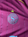 Servette FC Domicile 2025/26 – Rouiller #4 — détail de l’écusson