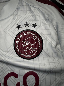Ajax Amsterdam Third 2024/25 — détail de l’écusson
