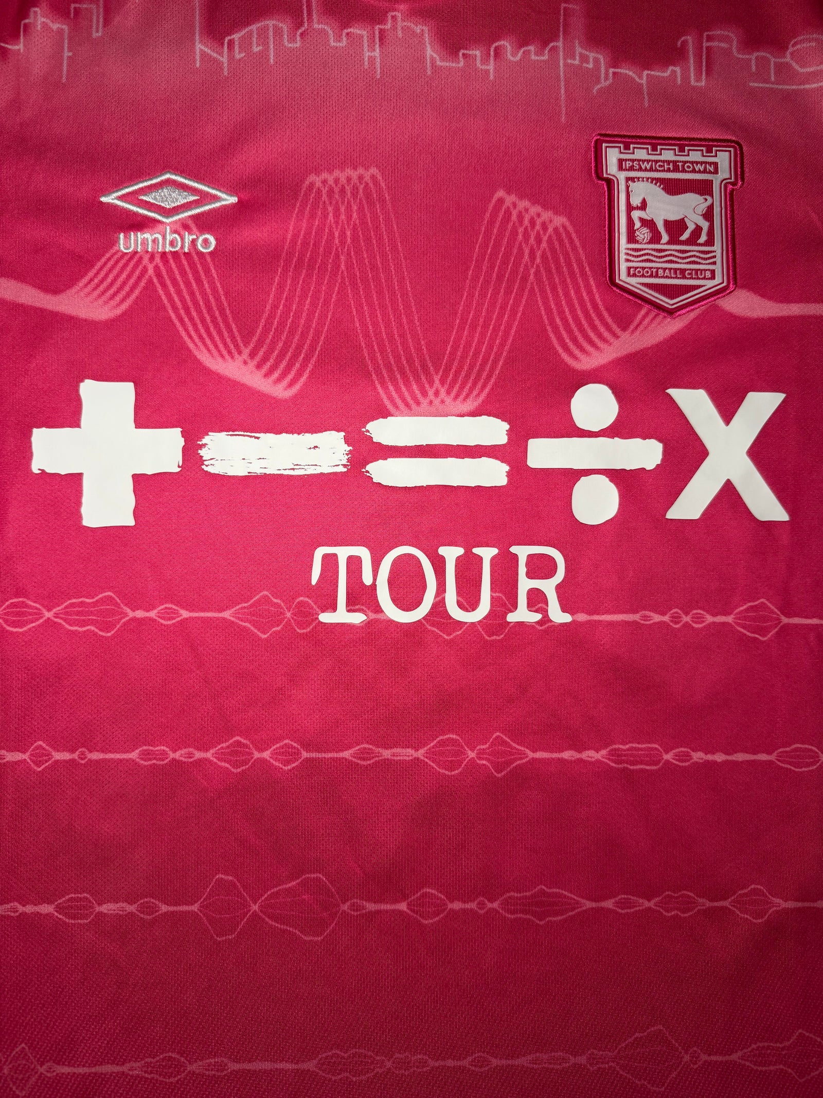 Ipswich Town third 2024/25 — sponsor et graphisme