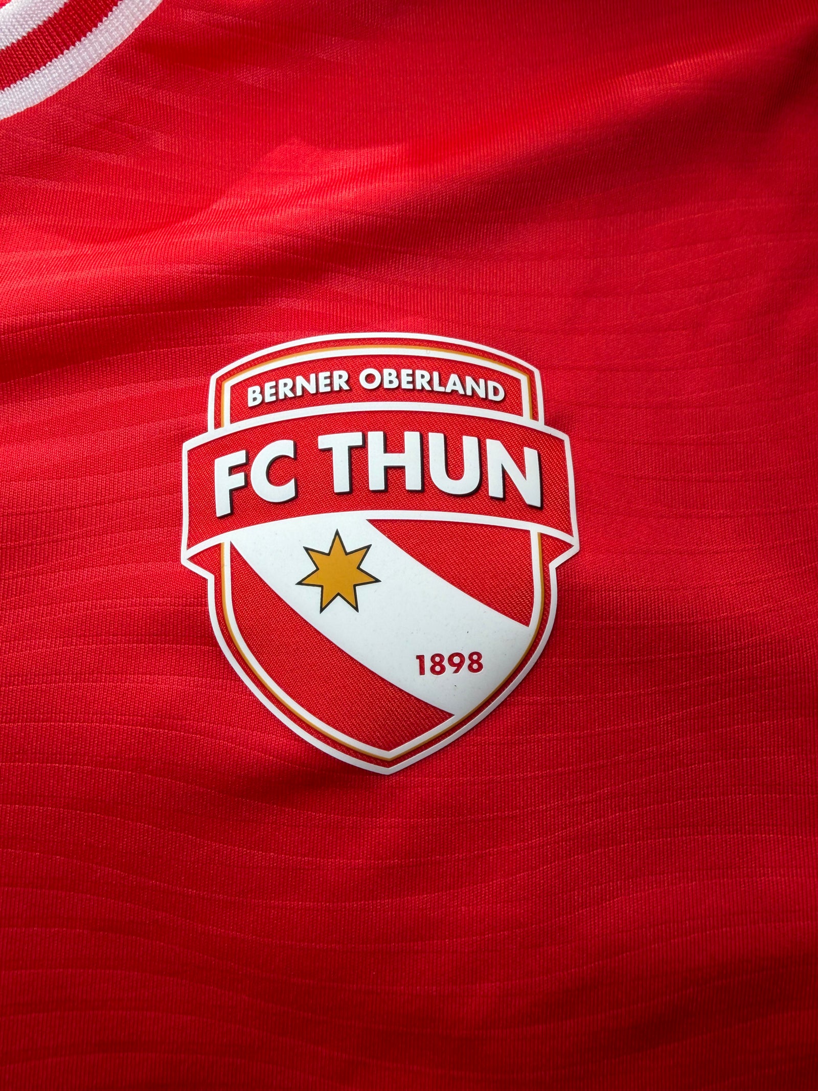 FC Thun domicile 2023/24 — écusson FC Thun