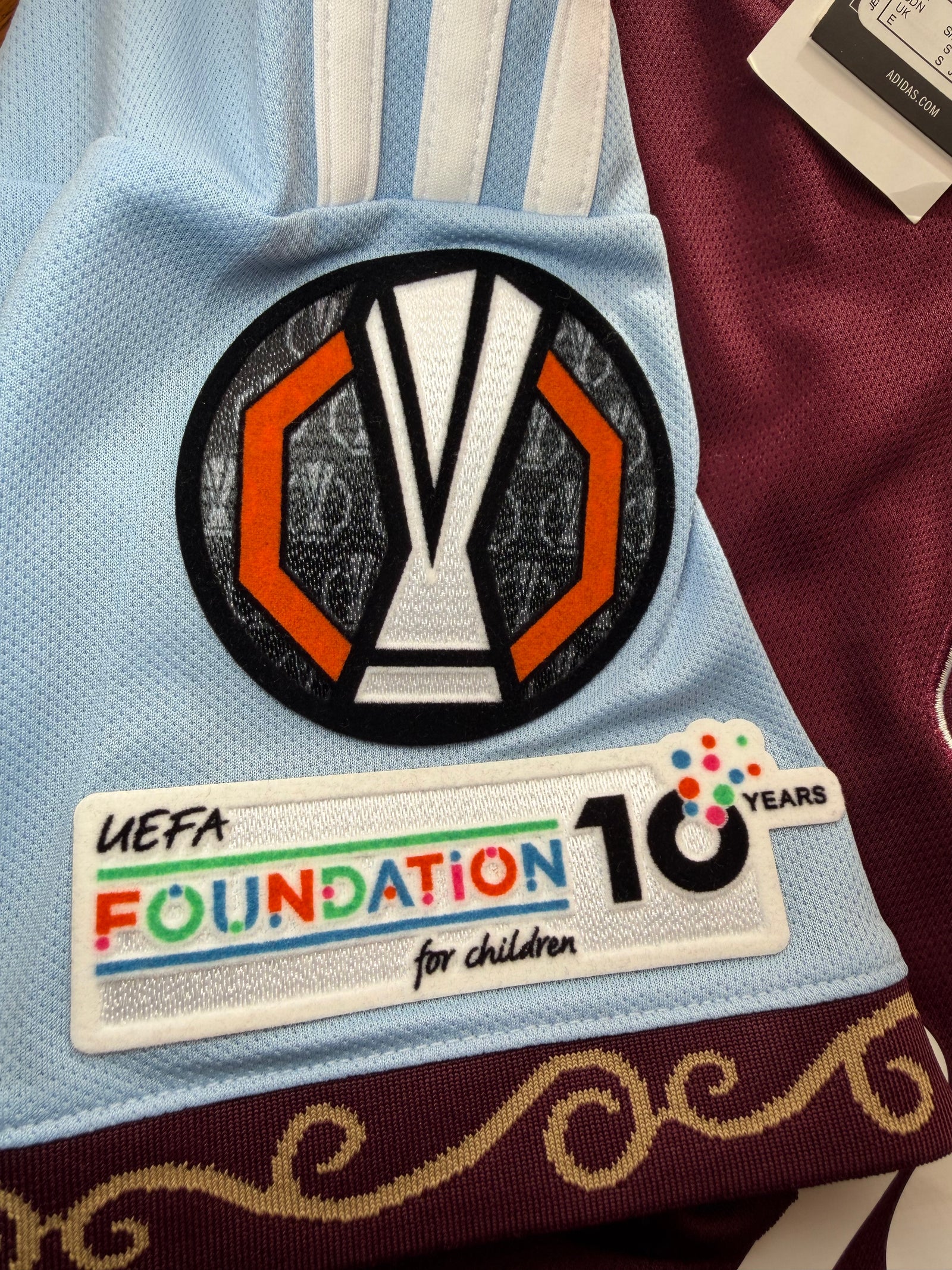 Aston Villa domicile 2025/26 — patchs européens