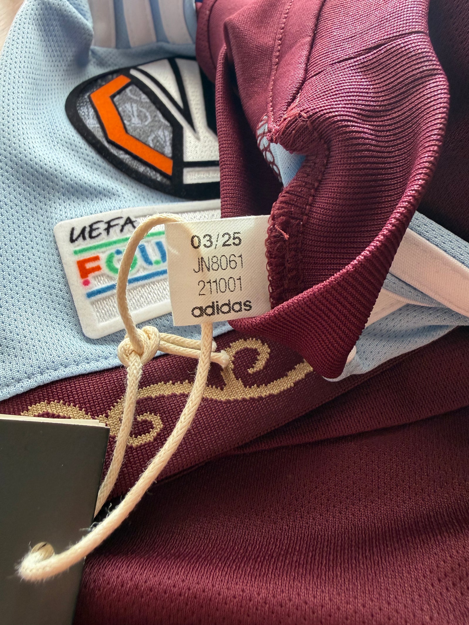Aston Villa domicile 2025/26 — étiquette intérieure