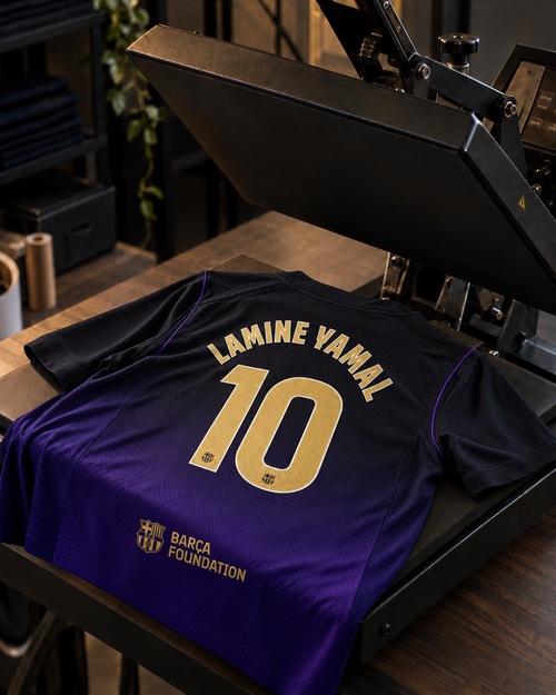 Atelier Flocage — illustration générée d’une presse à chaud et d’un maillot de football floqué Lamine Yamal 10. Maillot non inclus.